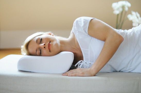 dormir sur un oreiller orthopédique pour l'ostéochondrose cervicale