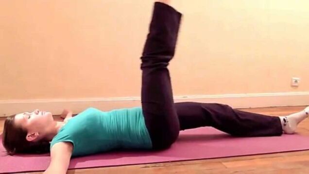 À la maison, vous pouvez faire de la gymnastique pour traiter et prévenir l'arthrose du genou.